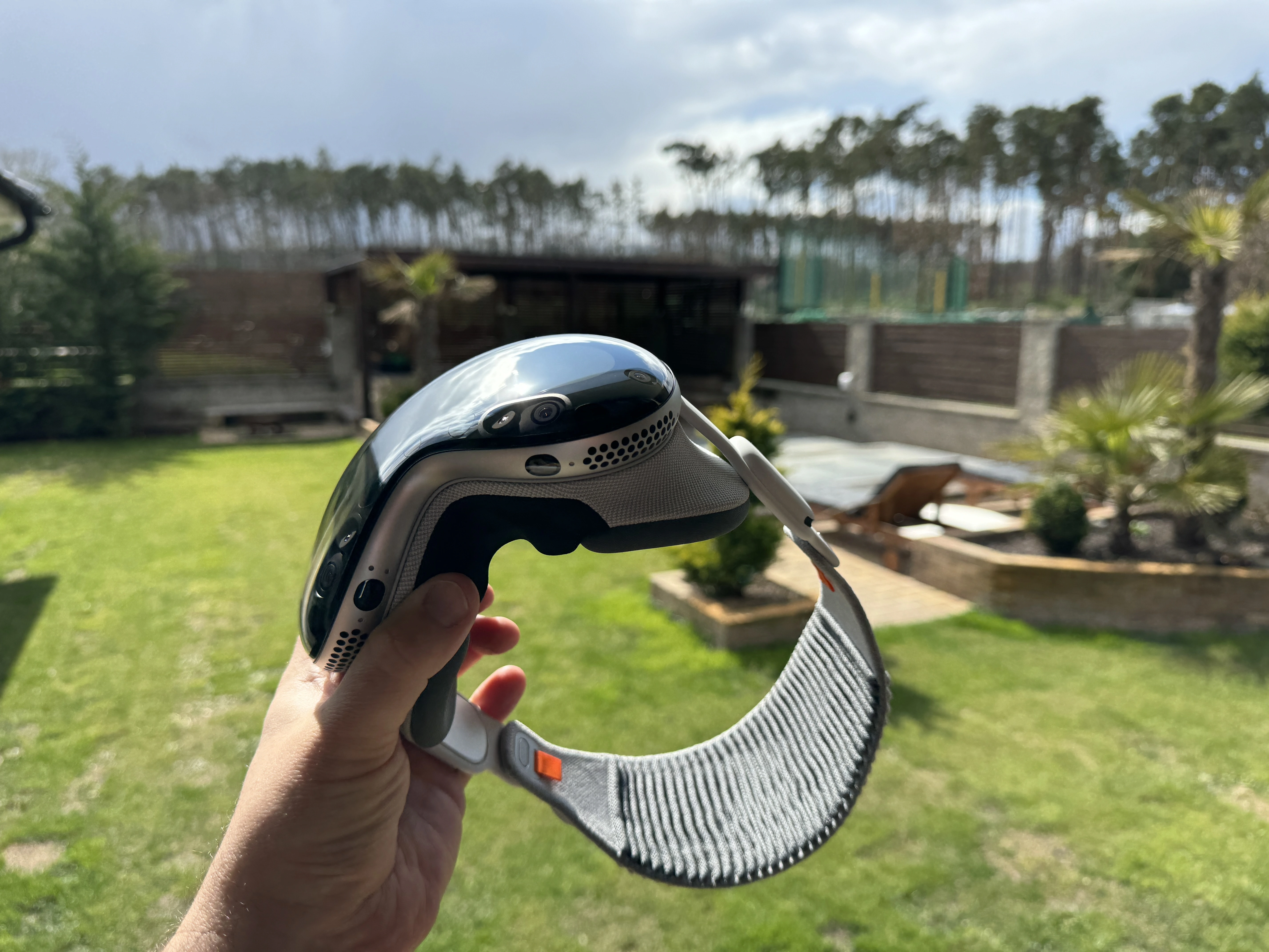 Apple Kurangi 100+ Tim Vision Pro: Strategi Headset VR Sedang Diputar Arah
