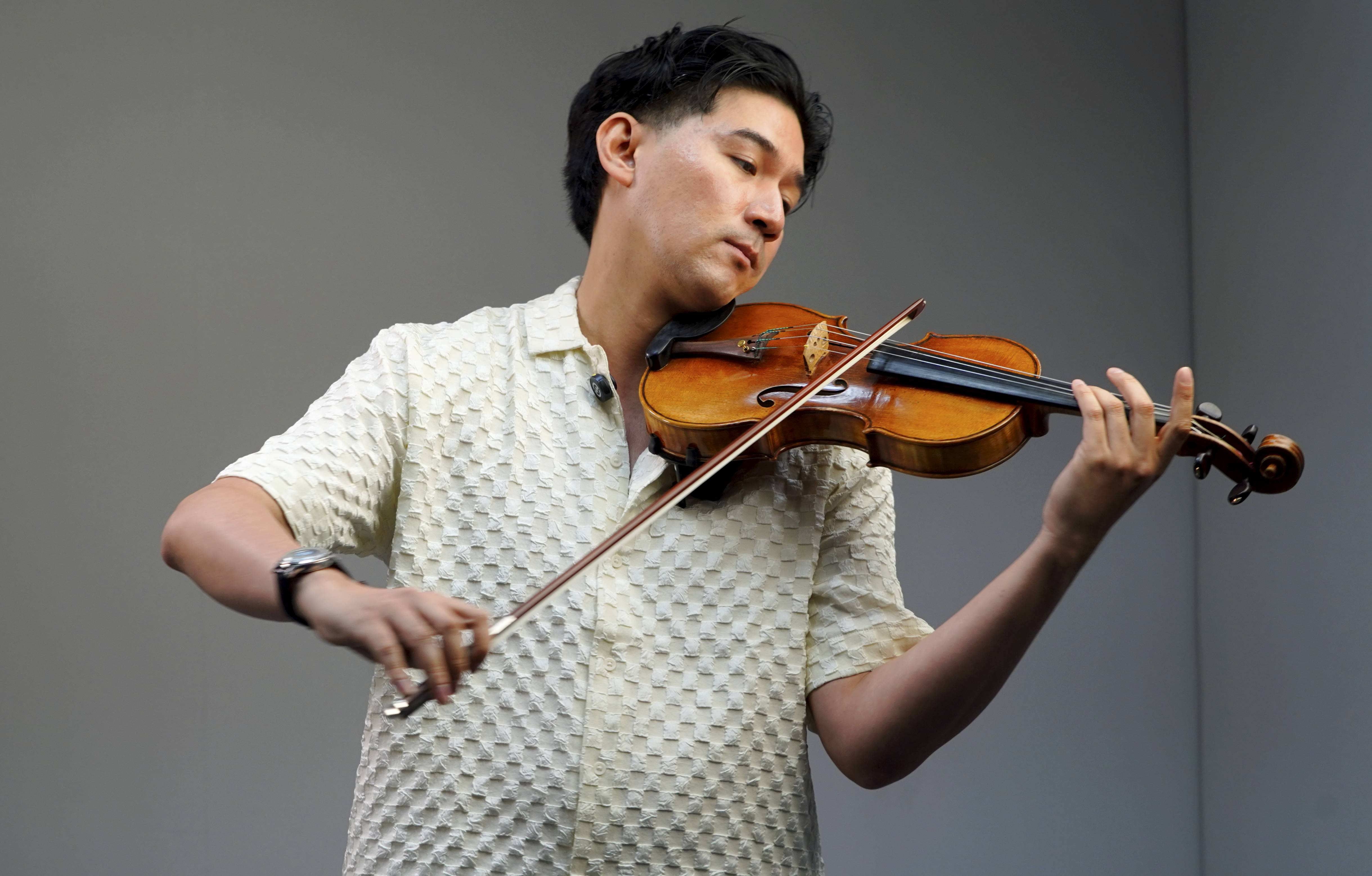 Maestro Biola Dunia Iskandar Widjaja dan Misi Membangun Musisi Muda