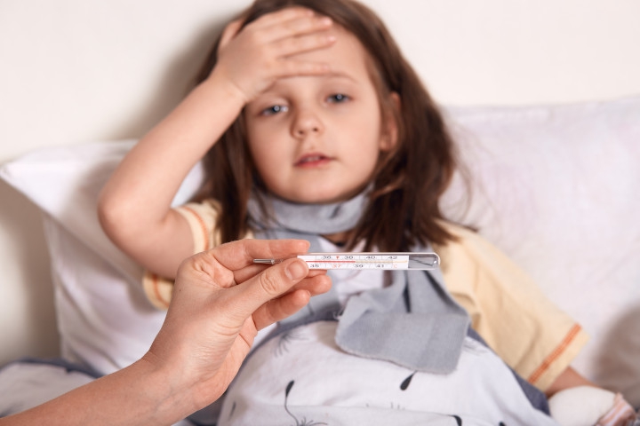 Demam pada Anak: Panduan Dokter untuk Orang Tua di Rumah