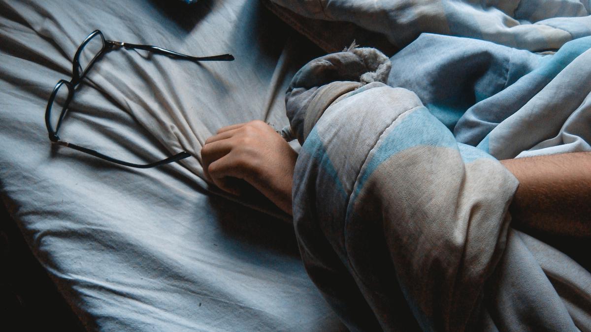 Rutinitas Malam Ilmiah: Mandi Hangat, Penutup Mata, dan Tidur Nyenyak