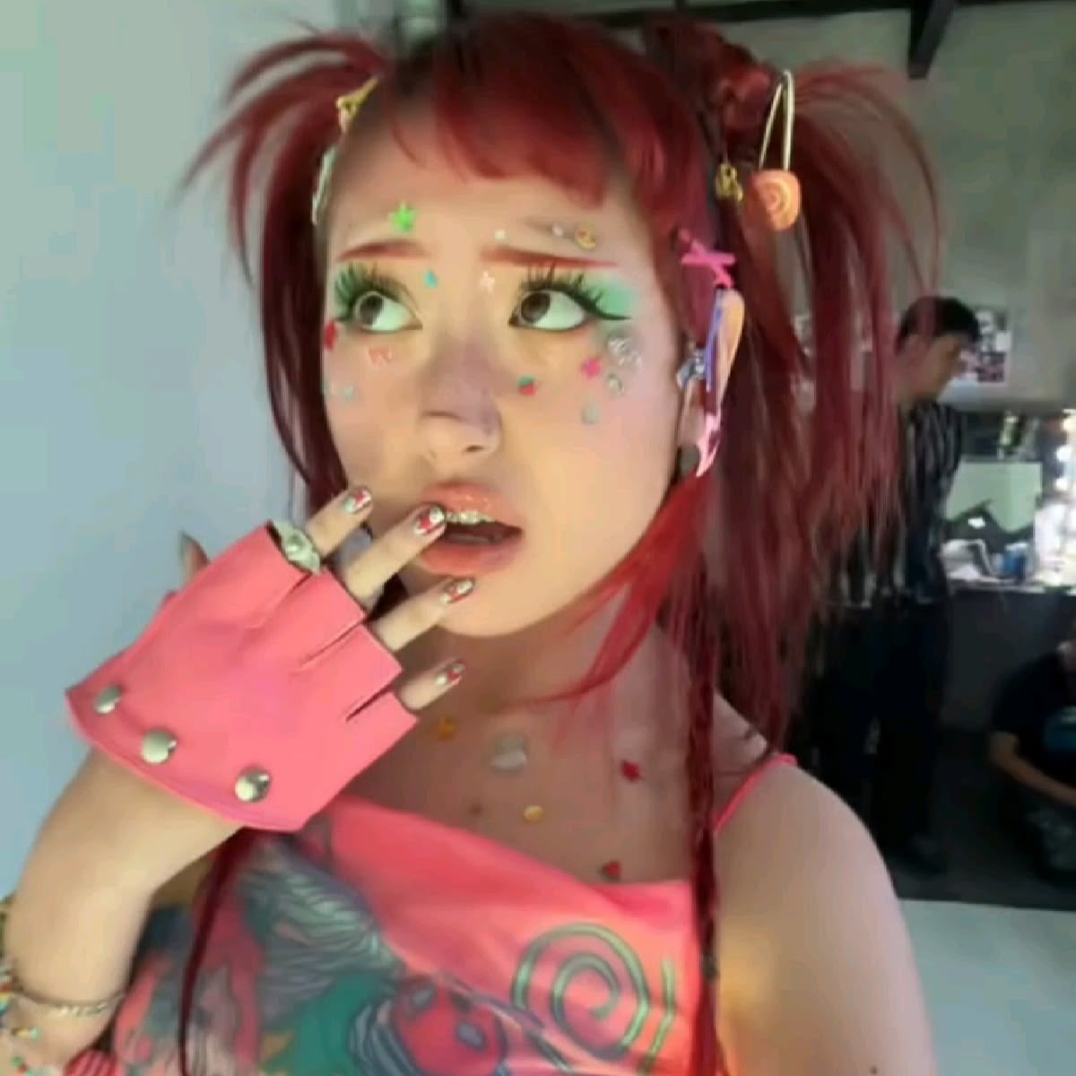 Tren Mermaid Makeup K-Pop: Tutorial Riasan Mata Berkilau