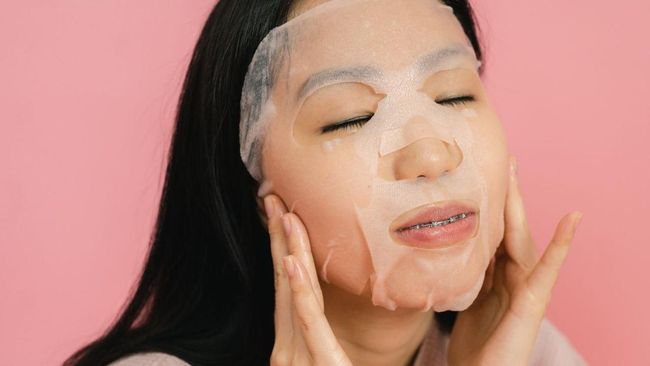 Bedak Padat vs Loose Powder: Mana yang Tepat untuk Touch Up dan Mencerahkan Kulit Kusam?