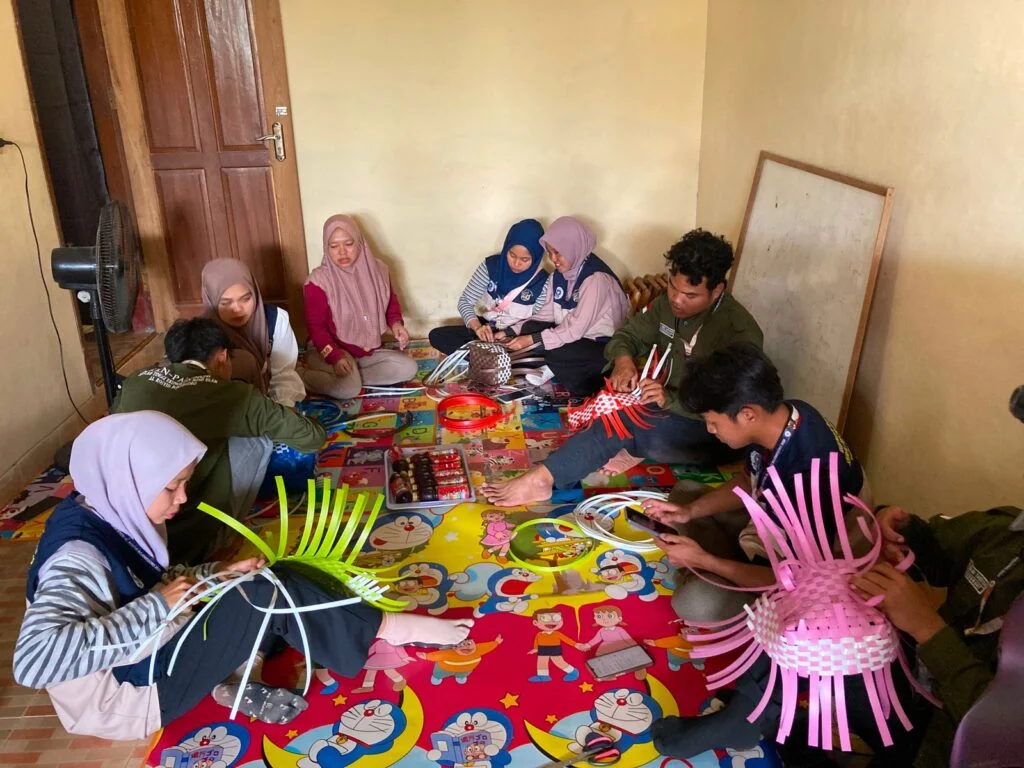 Universitas Perkuat Ekonomi Desa Melalui Transfer Teknologi Kerajinan