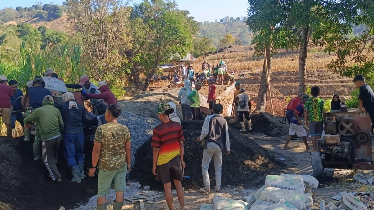 TNI dan Warga Bangun Jembatan Penghubung Desa Terpencil