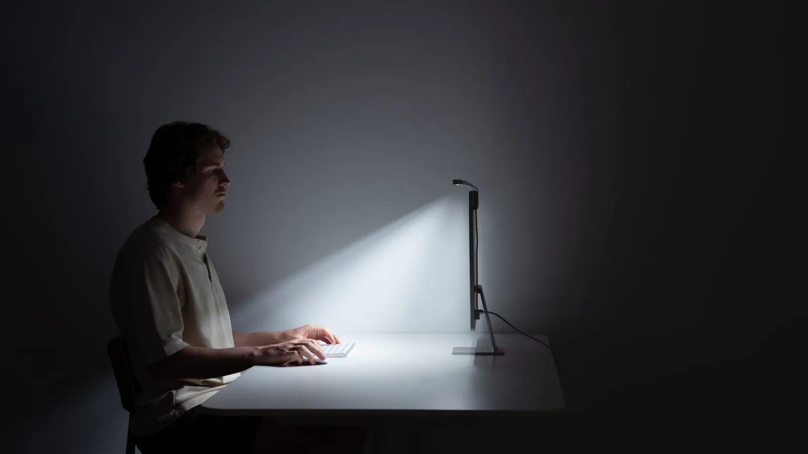 Lampu Monitor BenQ ScreenBar untuk Setup iMac Minimalis