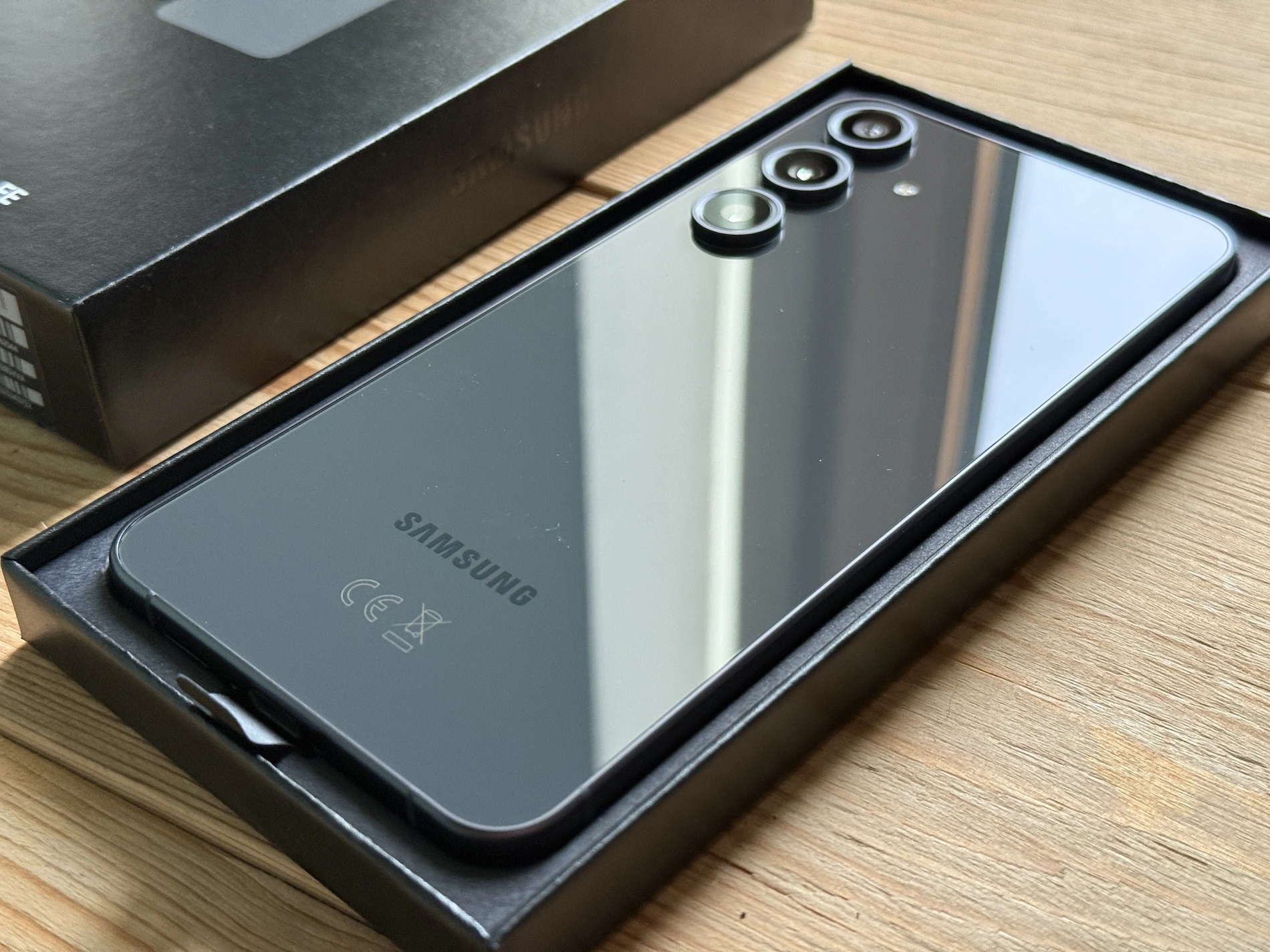 Samsung Galaxy S24 FE vs S26 FE: Mana yang Lebih Layak Dibeli?