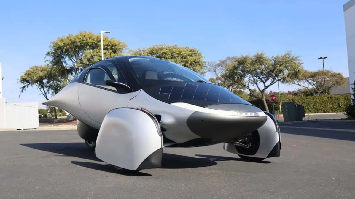 Mobil Surya Aptera: Parkir Dapat 42–47 Mil per Hari