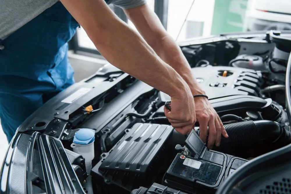 Mengapa Baterai 12V Mobil Listrik Cepat Tekor Saat Parkir Lama?