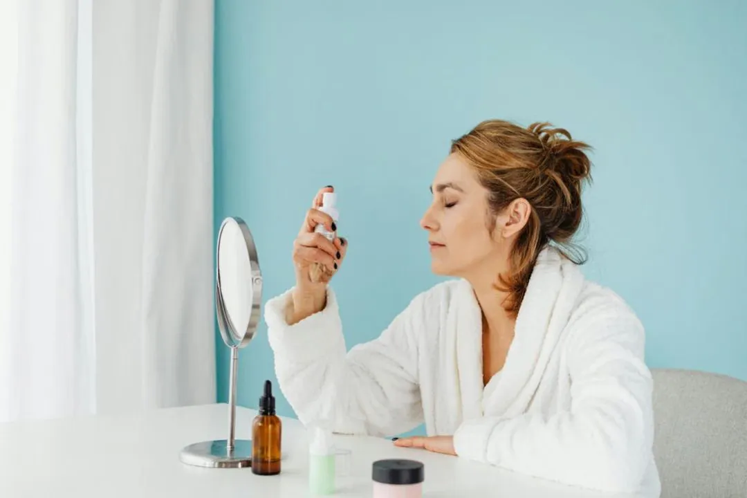 5 Teknik Aplikasi Setting Spray yang Benar untuk Makeup Awet Seharian