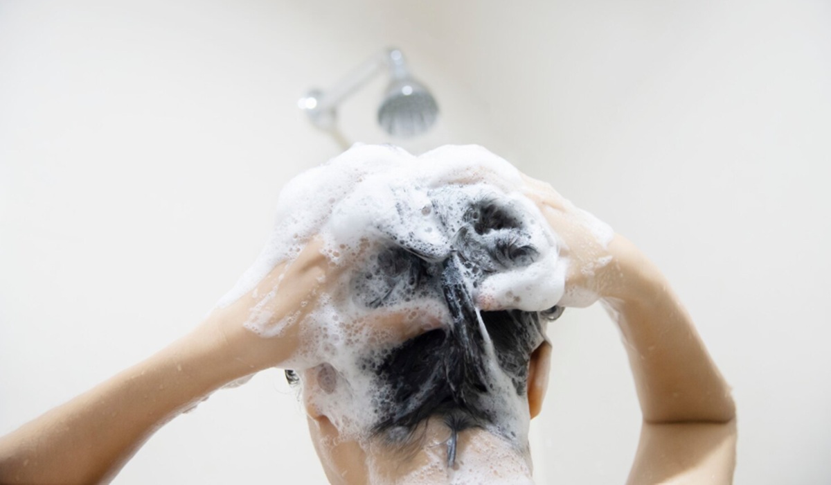 Lazy Hairscaping dengan Dry Shampoo: Rambut Segar Tanpa Drama Keramas