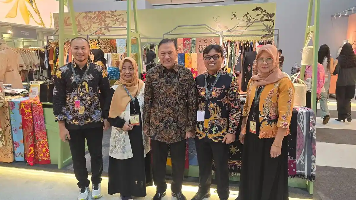 Dari UMKM Wastra ke Panggung Dunia: Saat Kain Tradisi Menjadi Fesyen Berani