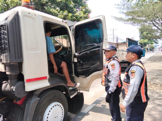 Parkir Truk Sembarangan Biang Kemacetan Kota