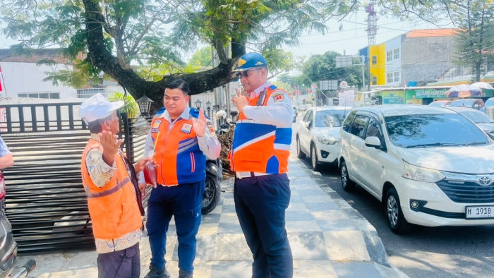 Parkir Truk Sembarangan Biang Kemacetan Kota