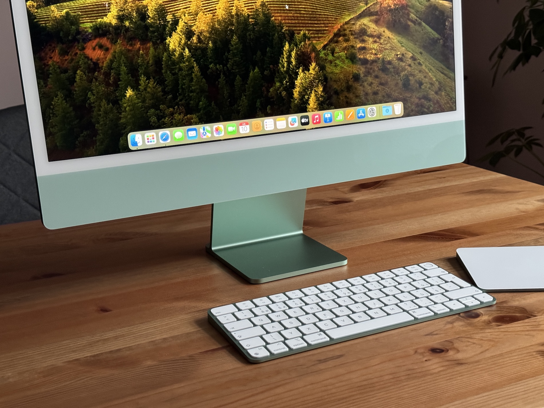 Lampu Monitor BenQ ScreenBar untuk Setup iMac Minimalis