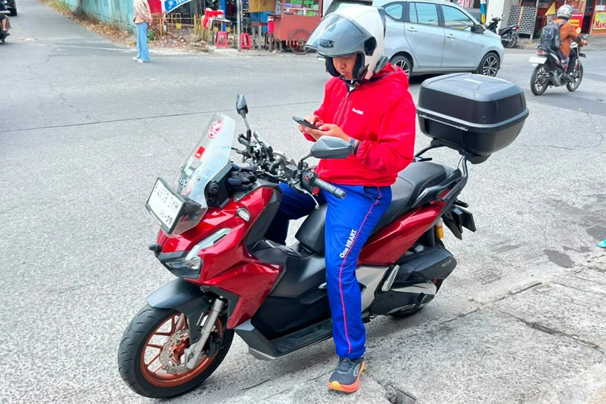 Gadget Saat Berkendara: Bahaya Distraksi dan 5 Cara Aman Menggunakannya