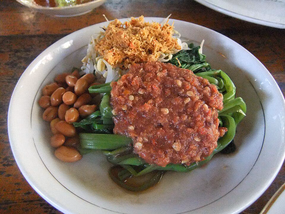 Sambal Bawang vs Bumbu Plecing: Dua Rasa Pedas yang Wajib di Meja Makan
