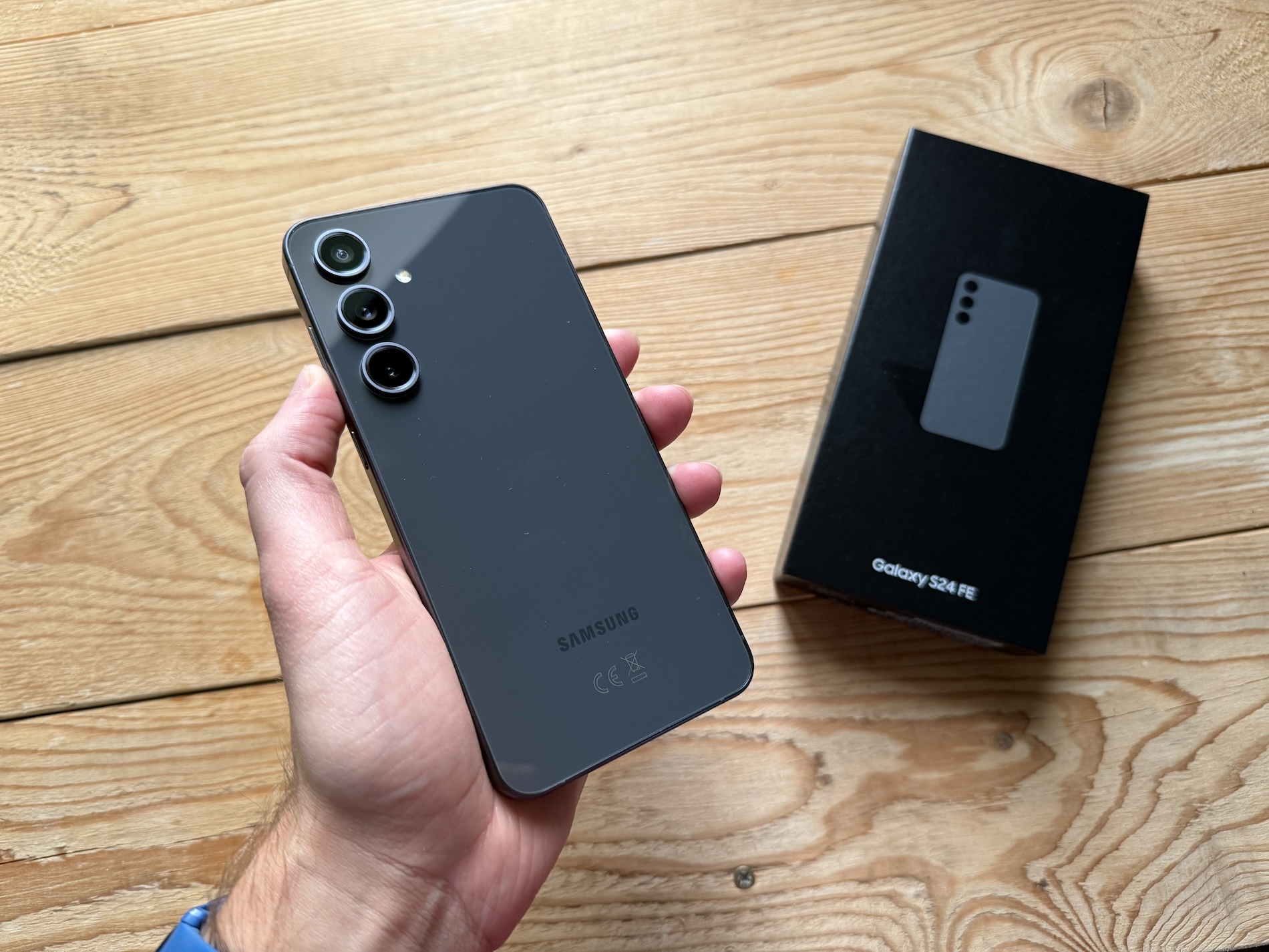 Samsung Galaxy S24 FE vs S26 FE: Mana yang Lebih Layak Dibeli?