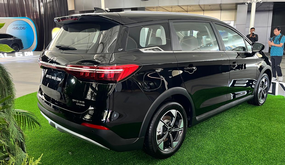 BYD M6 DM vs Toyota Veloz Hybrid: MPV Hybrid Hemat dan Bertenaga