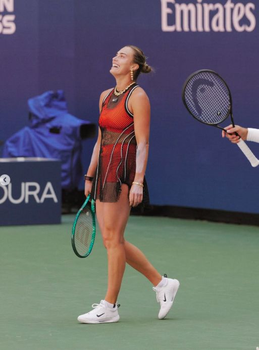 Gaya Berani Petenis di Grand Slam: Gaun Transparan dan Aksesori Berkilau
