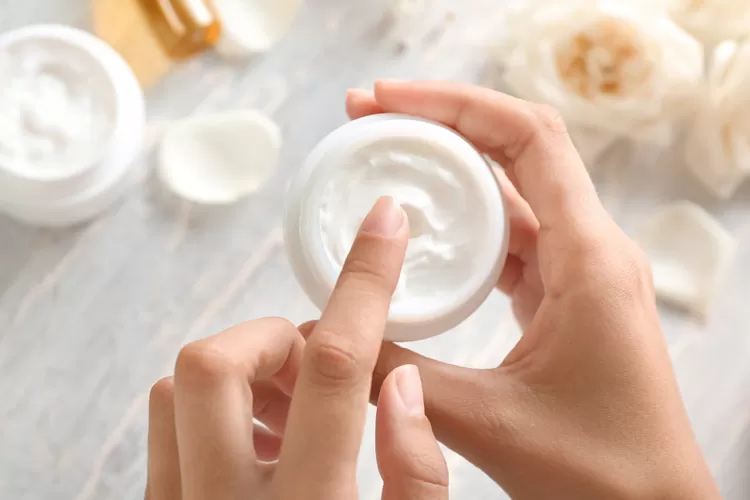 Rutinitas Skincare Malam untuk Kulit Cerah dan Glowing