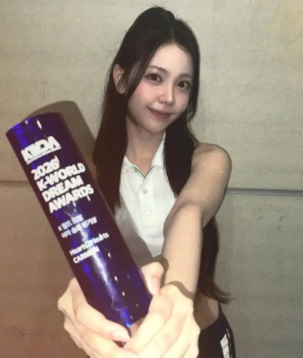 Idol Gen-5 Pertama Menang Female Solo Popularity Award