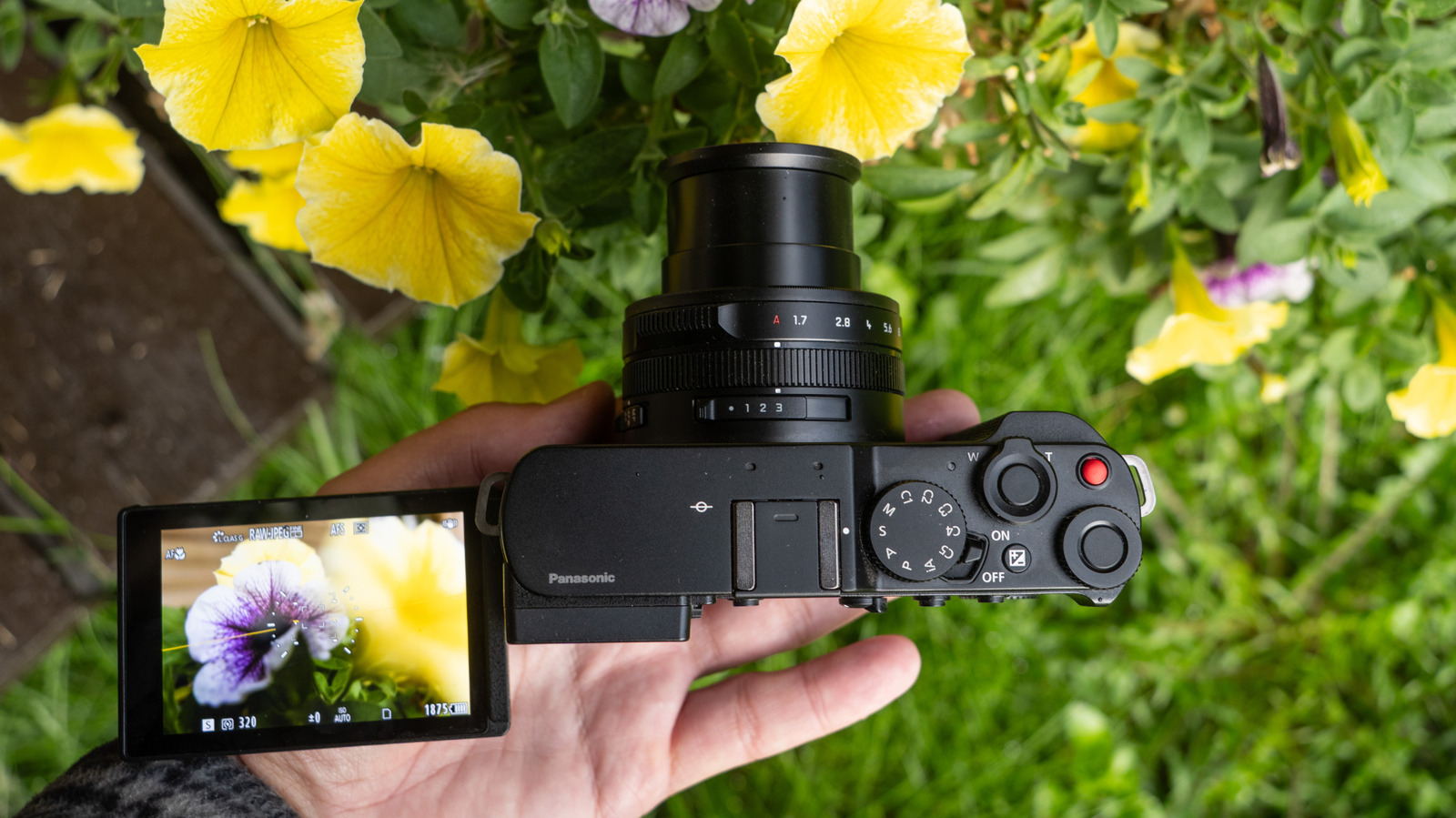 Sensor Stacked dan Zoom Cepat: Standar Baru Kamera Compact Premium