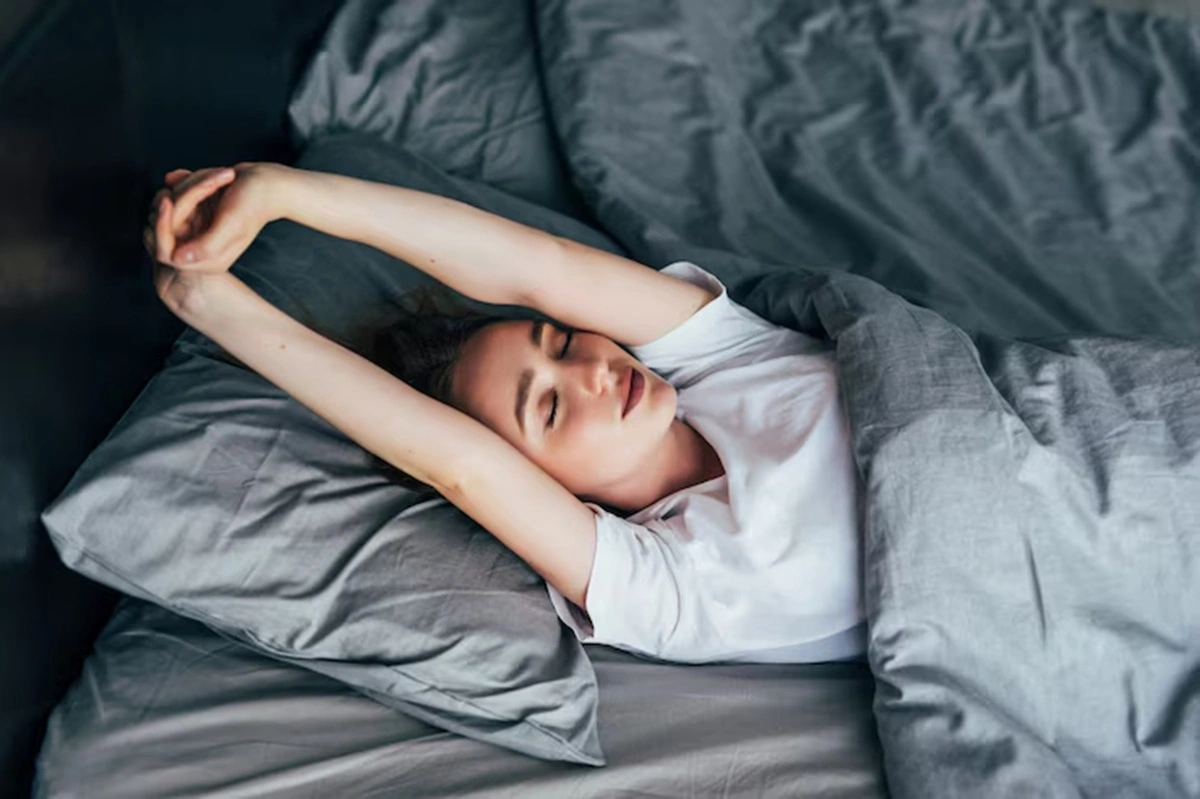 Terbangun di Tengah Malam vs. Tubuh Tersentak Saat Tidur
