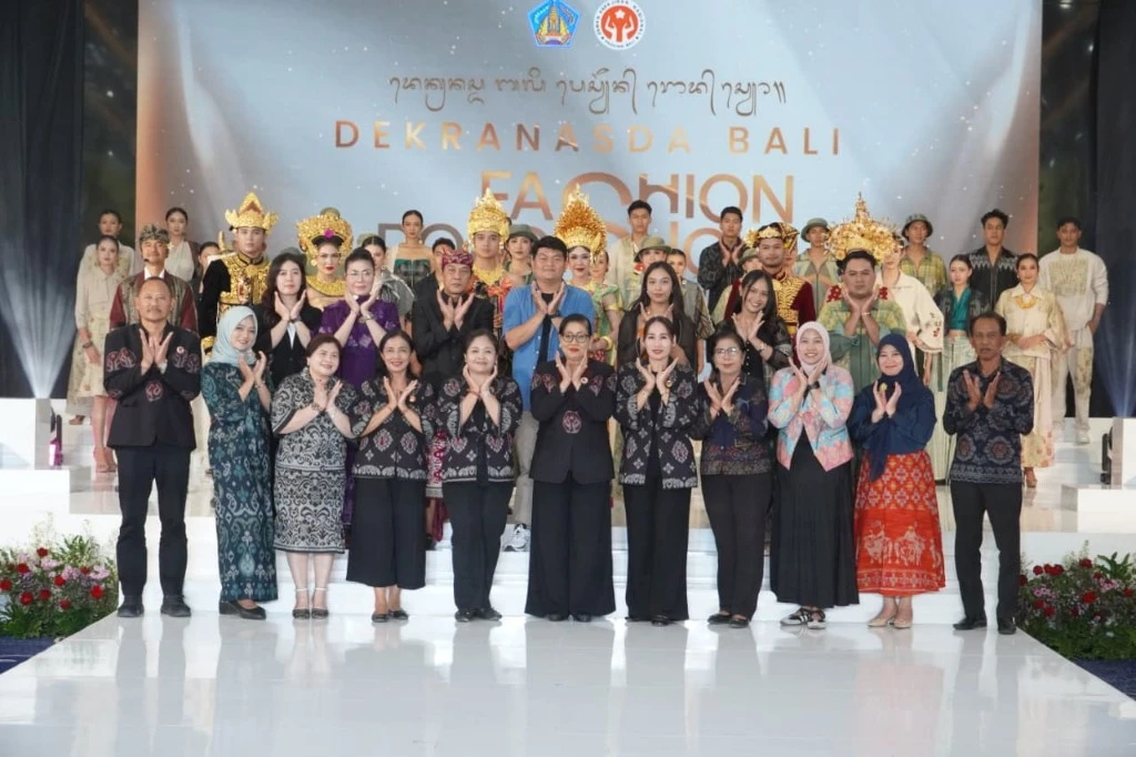 Wastra Bali Melangkah ke Panggung Mode Global