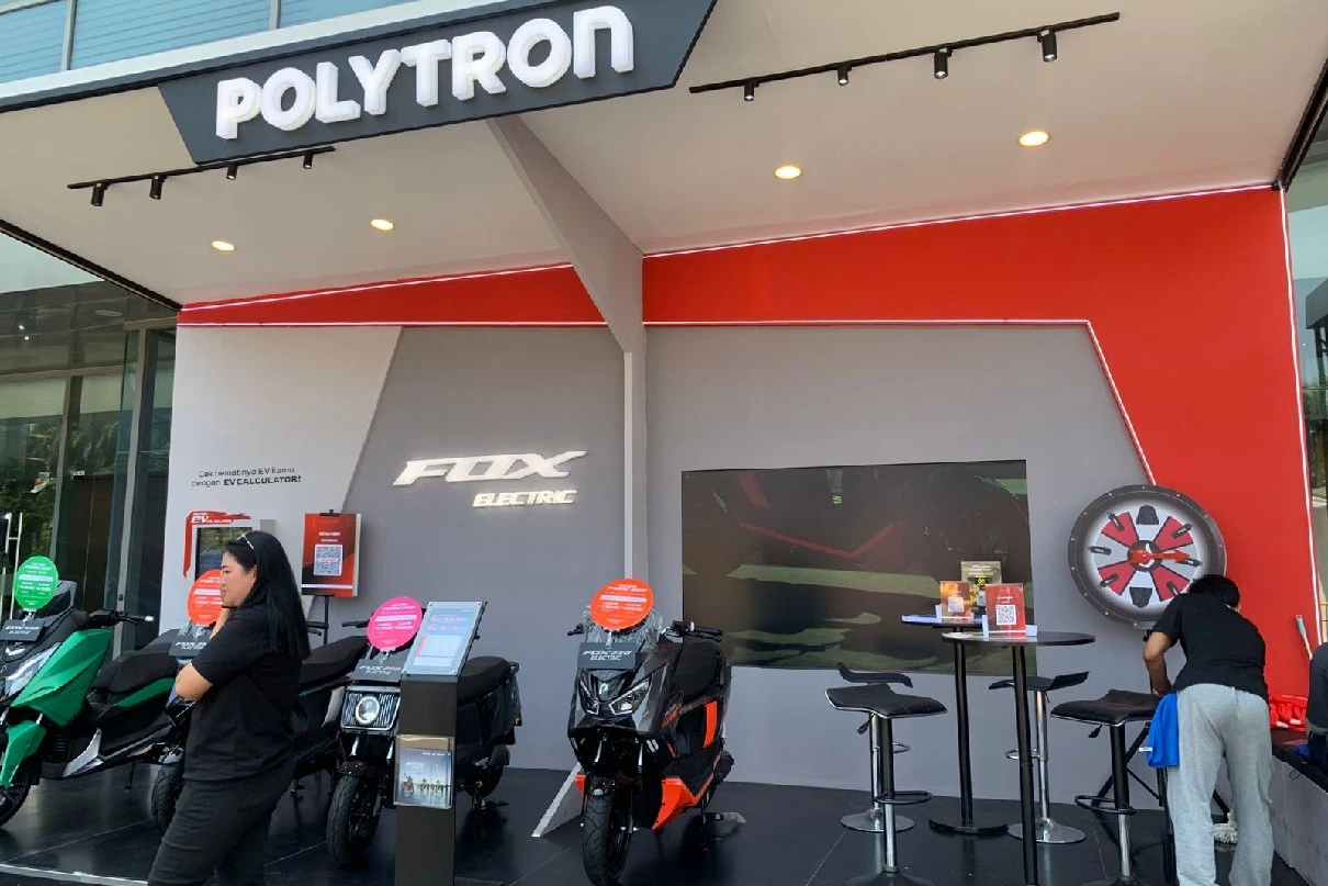 Polytron FOX 350 dan Momentum Motor Listrik Urban di GIIAS Surabaya