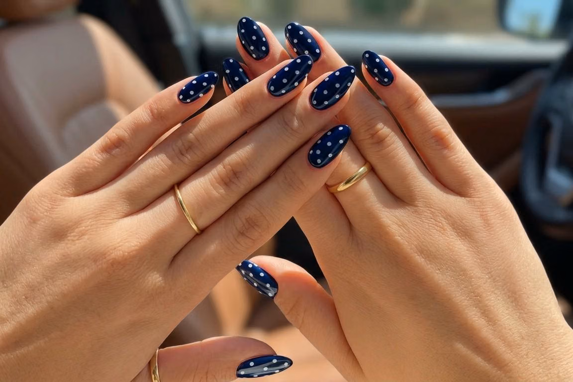 Cobalt Blue dan Terracotta: Nail Art Berani untuk Tampilan Statement