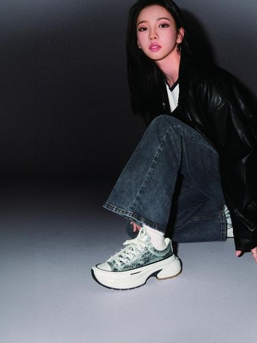 Dari K-Pop hingga Rap: Kolaborasi Selebriti yang Mengubah Sneaker Jadi Fashion Statement