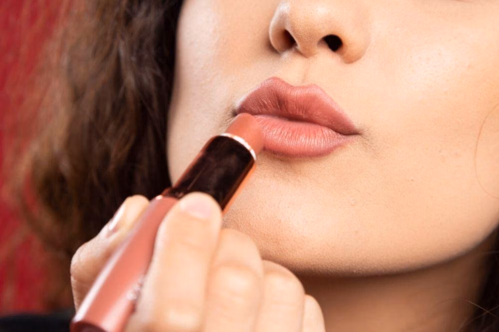 Lipstik Terjangkau untuk Setiap Warna Kulit: Dari Warm Pink hingga Terracotta