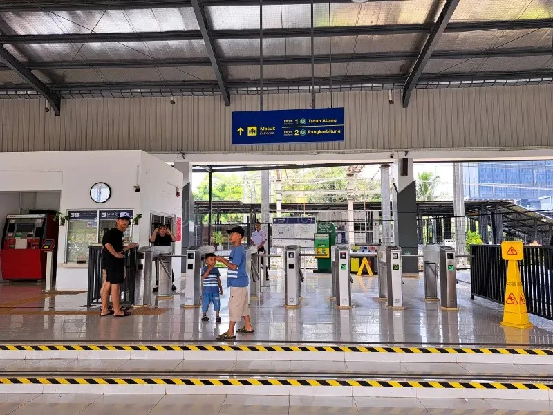 Naik Transportasi Umum Tanpa Kartu Fisik di Jogja dan Jakarta