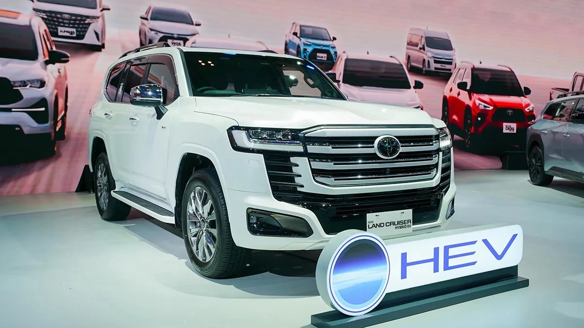 Toyota Land Cruiser 300 Hybrid EV: Mesin, Harga, dan Off-Road Premium