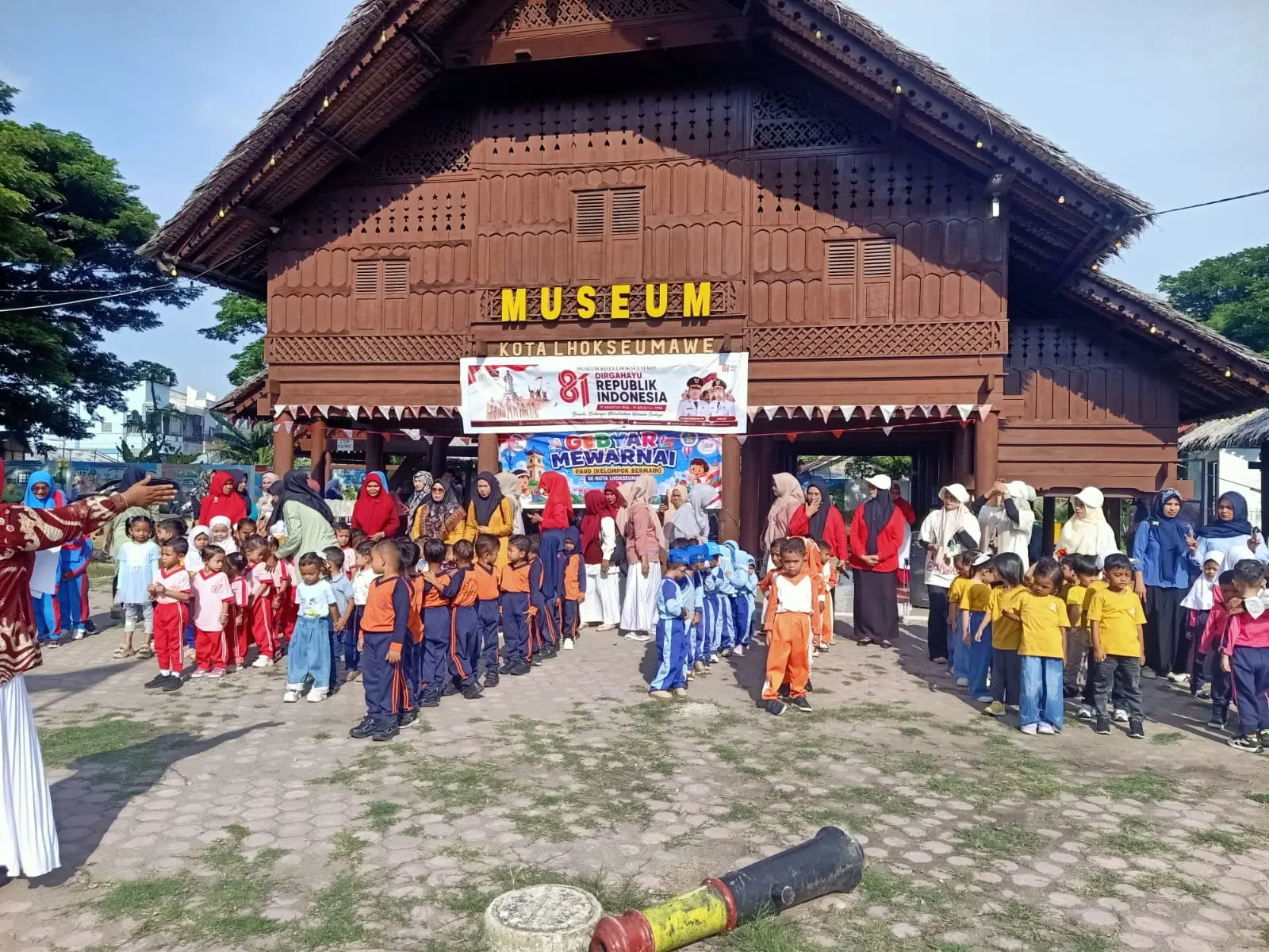 Lomba Mewarnai Massal dan Kekuatan Momen Keluarga