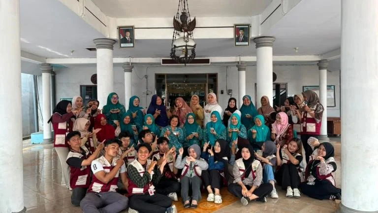 Dari Limbah Dapur Jadi Lilin Wangi: Inovasi Mahasiswa Menggandeng Ibu-Ibu