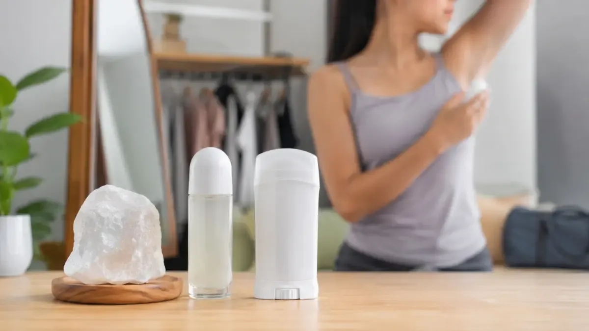 Tawas vs Deodoran untuk Kulit Sensitif: Mana yang Lebih Masuk Akal?