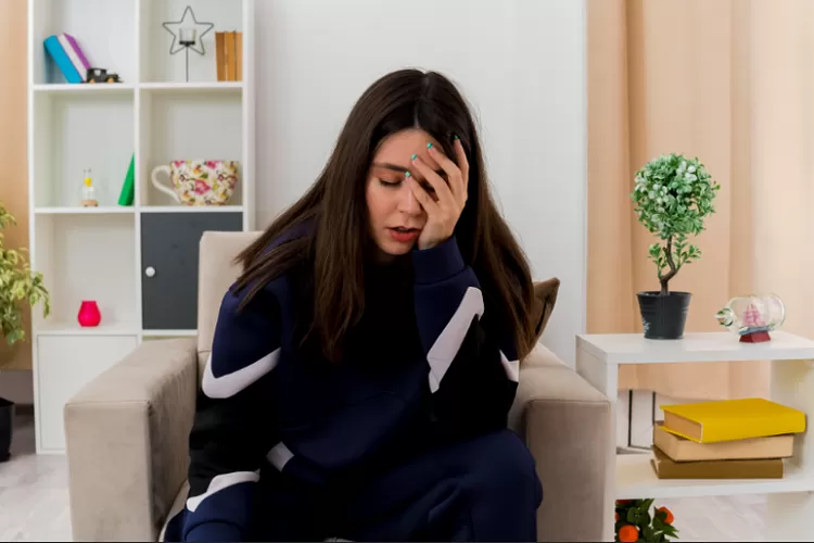 Pikiran Terus Berputar? 6 Cara Ilmiah Menghentikan Overthinking