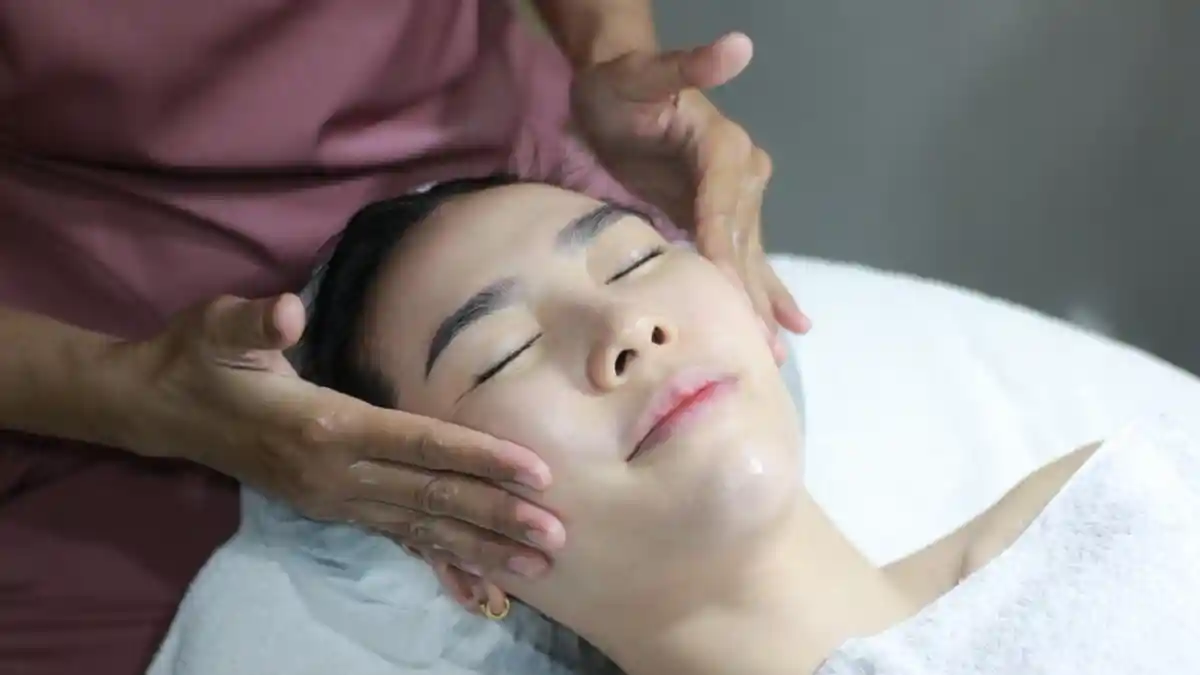Kapan Mulai Skincare Anti-Aging? Panduan Berdasarkan Usia dan Kondisi Kulit