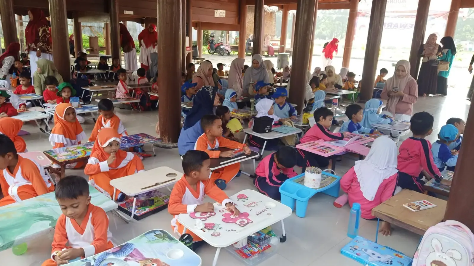 Lomba Mewarnai Massal dan Kekuatan Momen Keluarga