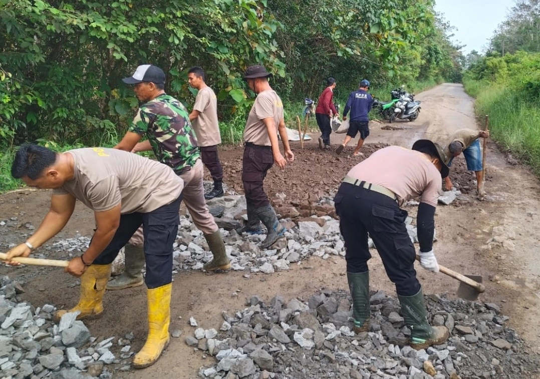 Warga Blokade Jalan Rusak: Dari Protes ke Gotong Royong