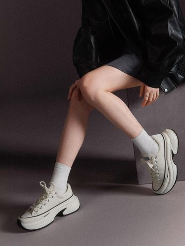 Dari K-Pop hingga Rap: Kolaborasi Selebriti yang Mengubah Sneaker Jadi Fashion Statement
