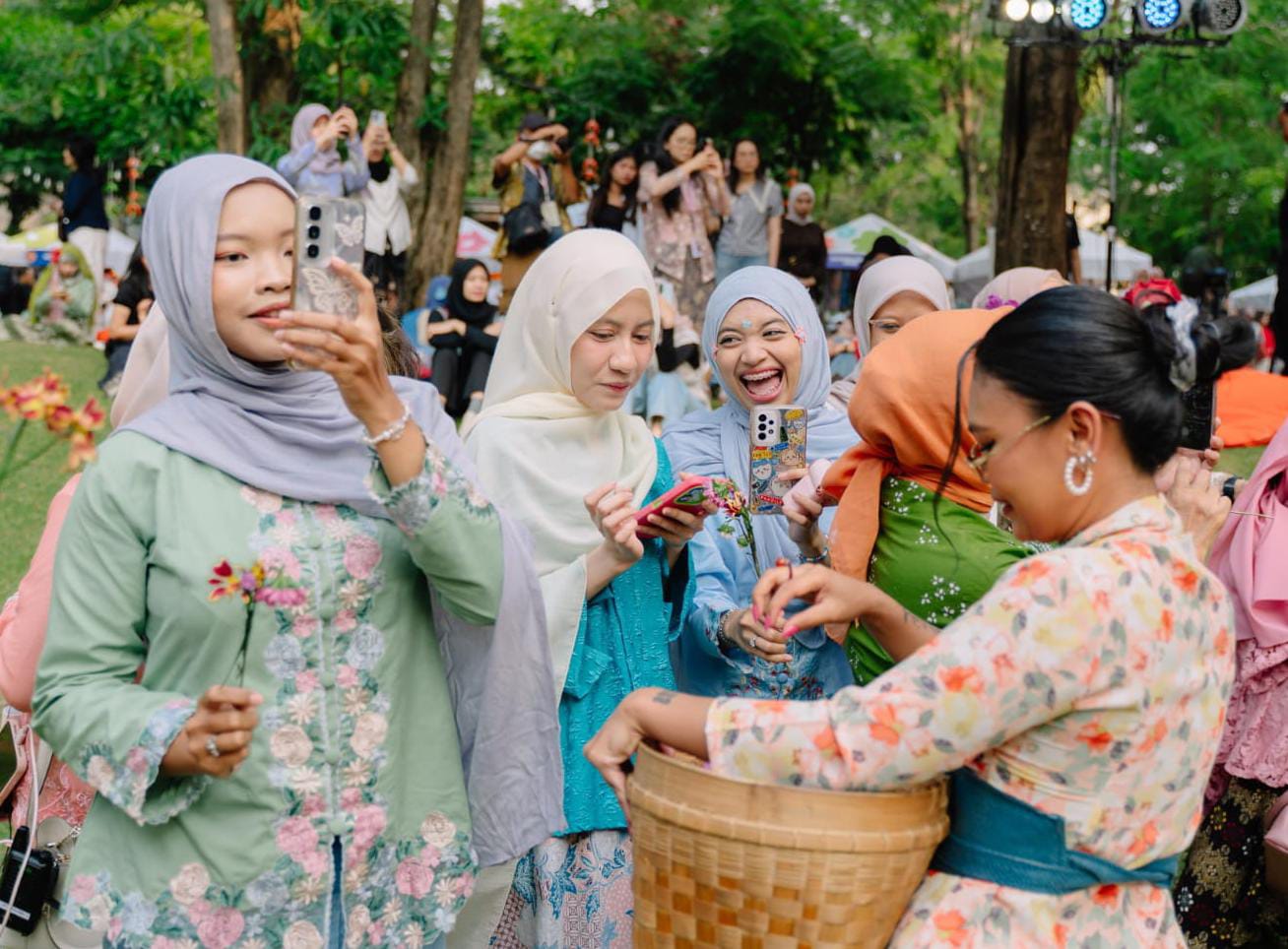 Kebaya Lepas dari Kesan Formal: Dari Warisan ke Gaya Hidup Gen Z