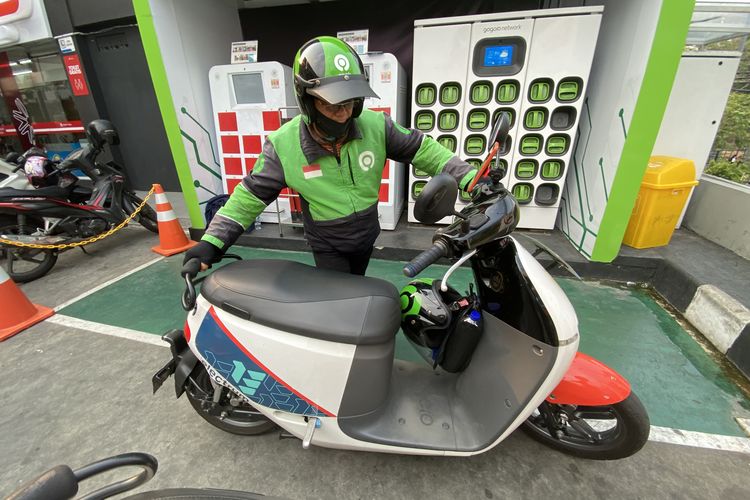 Mengapa Driver Ojek Online Masih Menolak Motor Listrik