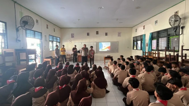 Polisi Masuk Kelas: Literasi AI Pelajar Jadi Tameng Baru