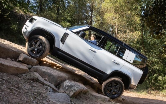 Sistem PHEV Off-Road 4920 Nm vs SUV Hybrid Eropa: Mana Unggul di Medan Berat?