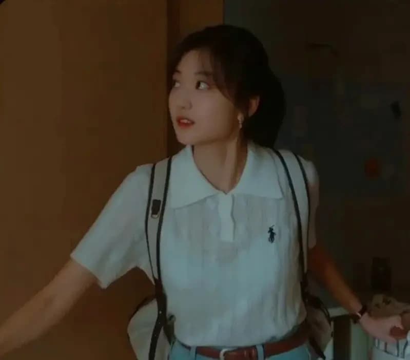 Kaos Polo KW Sun Qian di The Early Spring dan Kekuatan Realisme Kostum