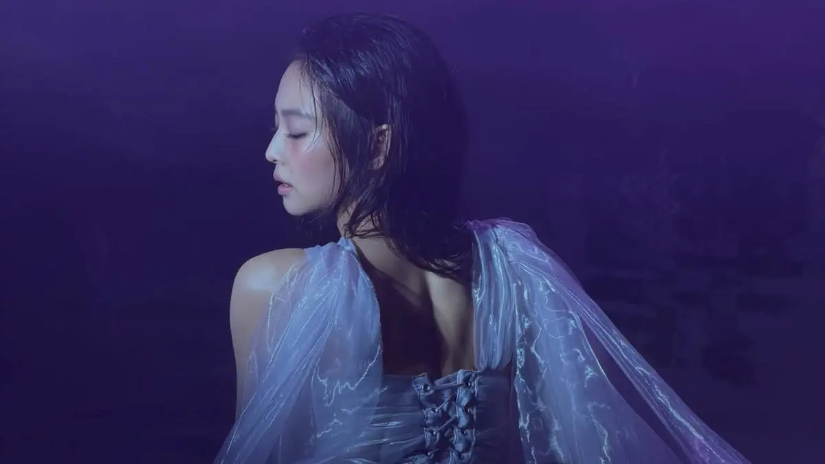 Dari Pastel ke Dark Muse: Gothic Jennie di Fallen Angel