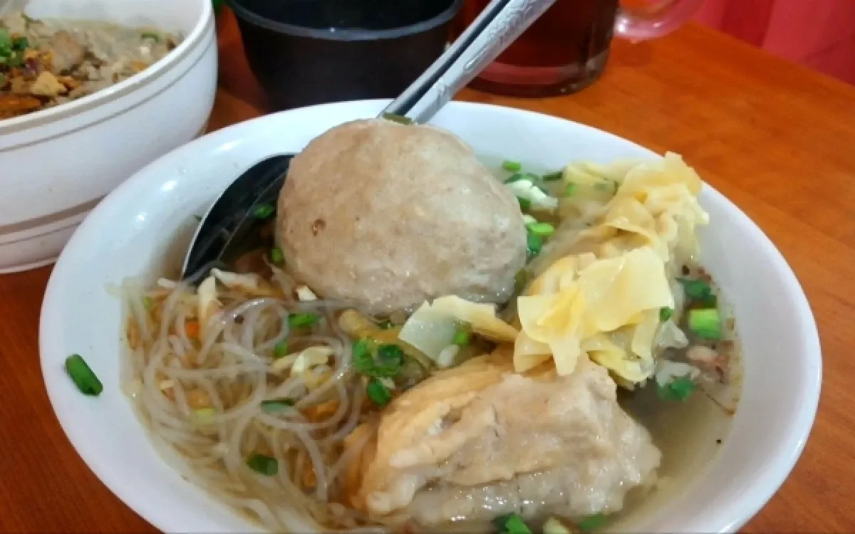 Dari Gerobak ke Warung Sukses: Filosofi Bakso yang Tak Lekang