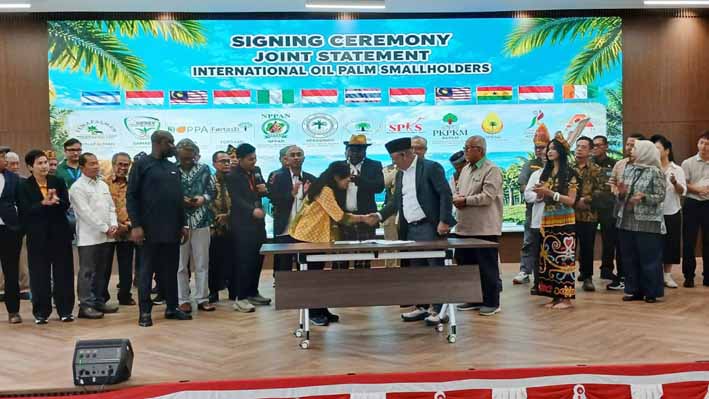 Petani Sawit Rakyat Terjepit Standar Global dan Struktur Pasar